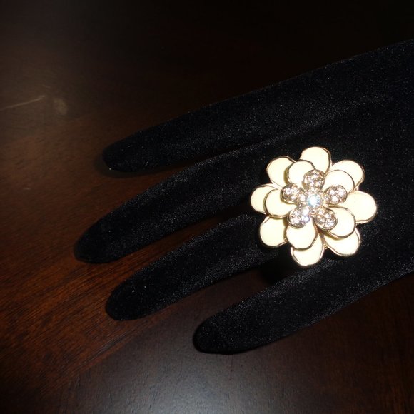 Costume jewelry-flower ring - Picture 10 of 10